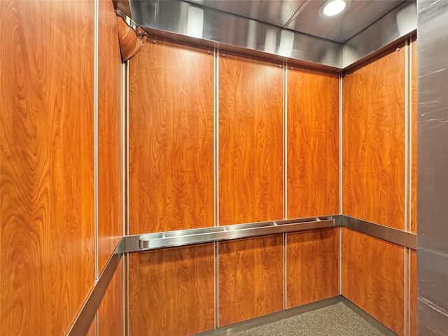 room details with elevator