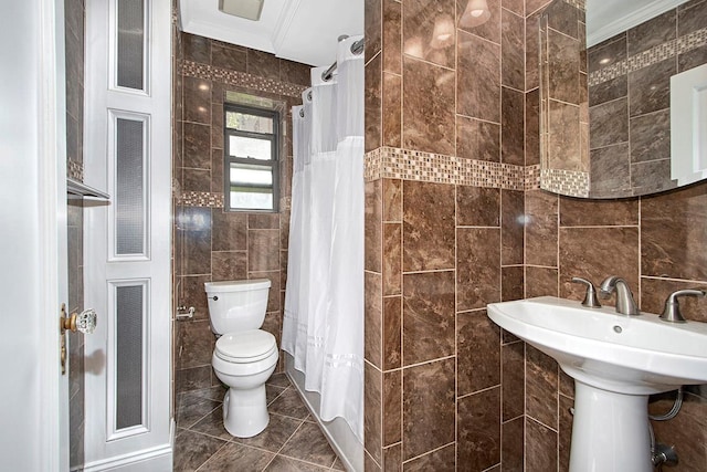 bathroom featuring a shower with curtain, tile patterned floors, toilet, and tile walls