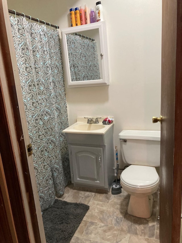 bathroom with decorative backsplash