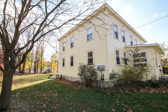 view of side of property featuring a yard