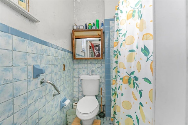 bathroom featuring a shower with curtain, toilet, and tile walls