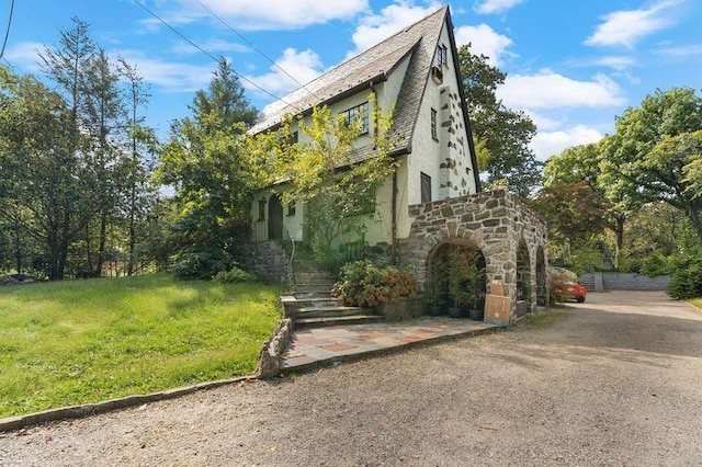 view of front of home featuring a front yard