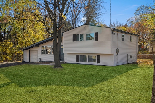 view of front of home featuring a front yard and a garage