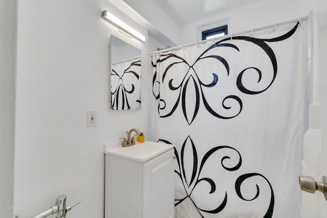 bathroom with a shower with curtain and vanity