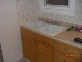 bathroom with backsplash