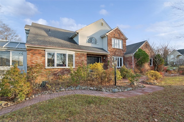 view of front facade featuring a front lawn