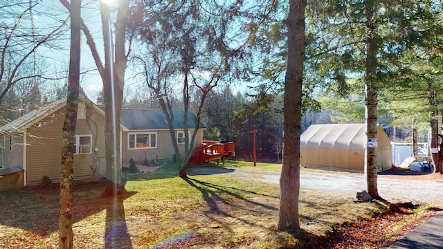 view of yard with an outdoor structure