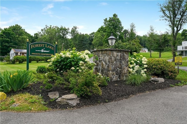 community sign featuring a lawn