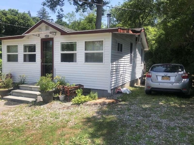 view of front of home featuring a front yard