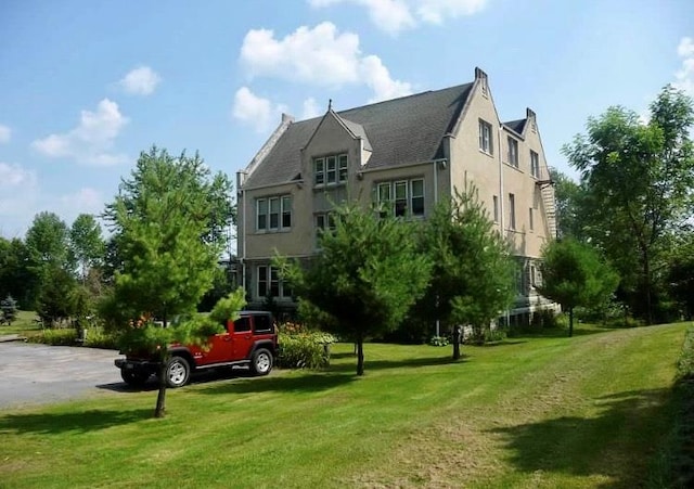 view of home's community featuring a yard