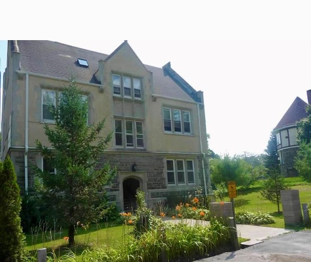 view of front of house with a front lawn