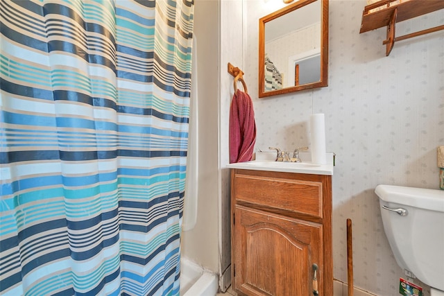 bathroom featuring a shower with shower curtain, vanity, and toilet