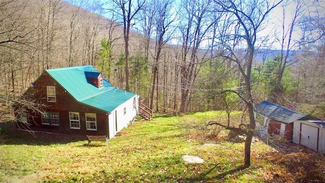 view of yard featuring a shed