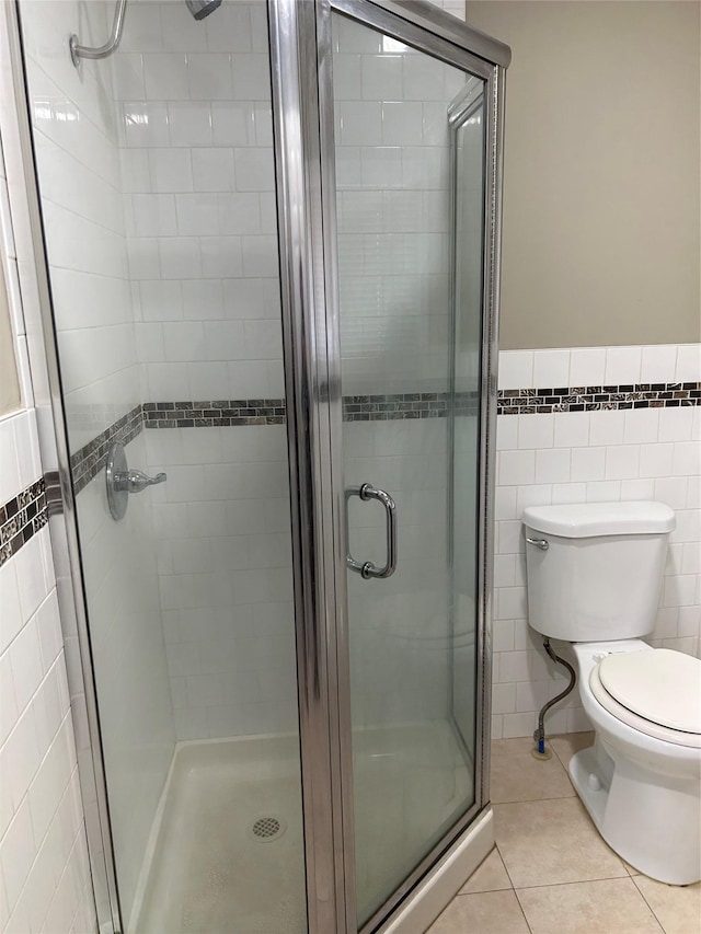 bathroom with tasteful backsplash