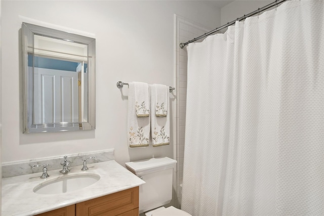 bathroom with a shower with curtain, vanity, and toilet