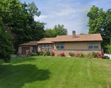 view of front of home featuring a front yard