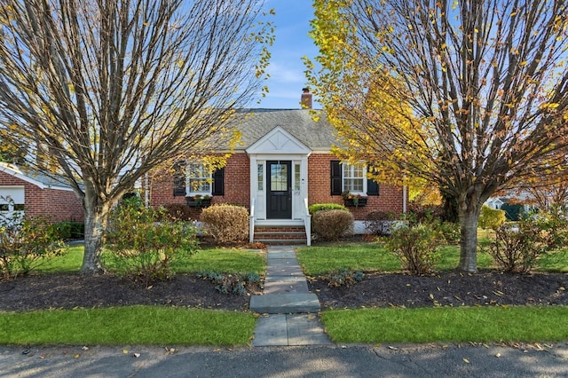 view of front facade with a front yard