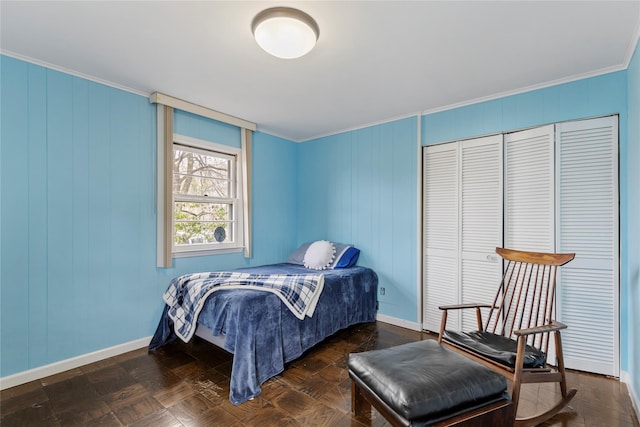 bedroom featuring baseboards and ornamental molding