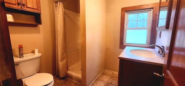 bathroom featuring a shower with shower curtain, vanity, and toilet