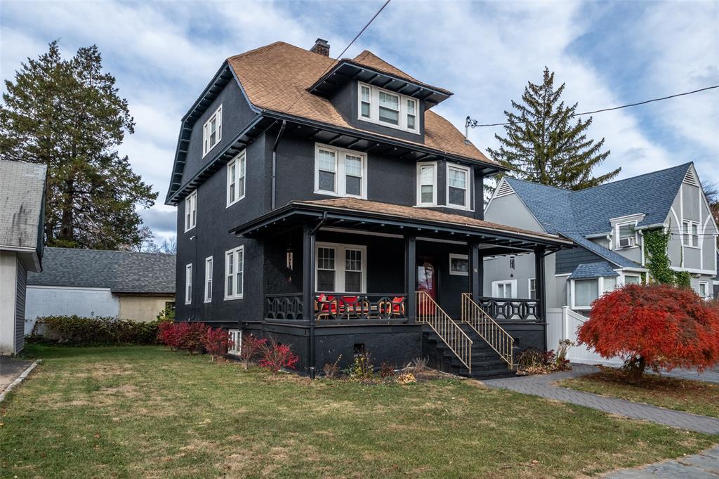 view of front of property featuring a porch and a front lawn