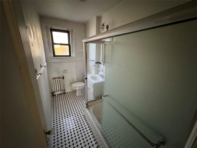 42 Pondfield Rd W Unit 6C, Bronxville, NY 10708 - bathroom featuring radiator, toilet, wainscoting, a tub, and a sink