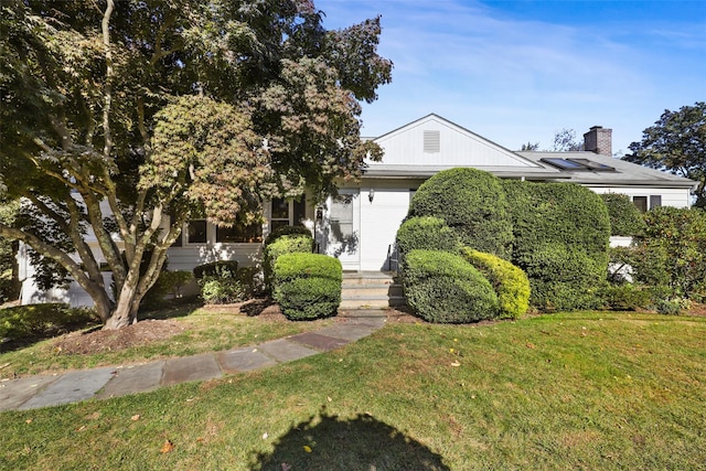 view of front of house with a front yard