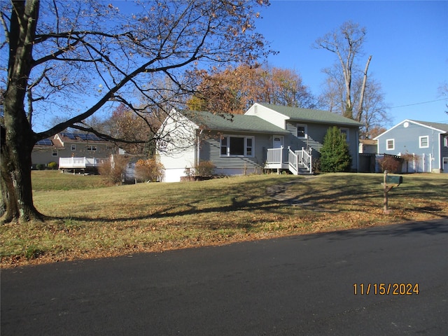 single story home featuring a front lawn