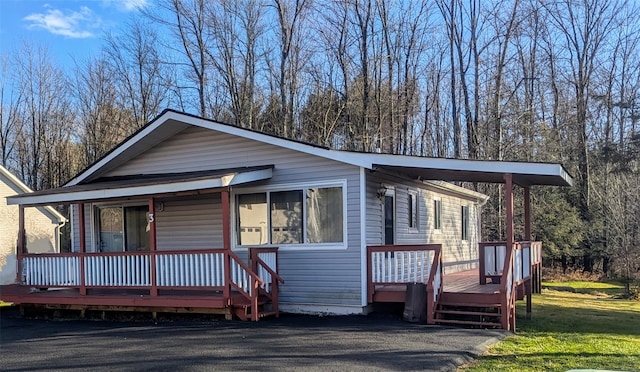 view of front of house featuring covered porch and a front yard