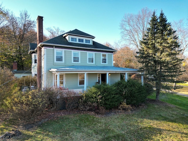 view of front of property featuring a front yard and a porch