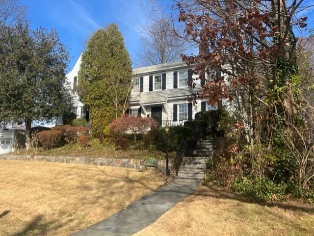 view of front of house featuring a front yard