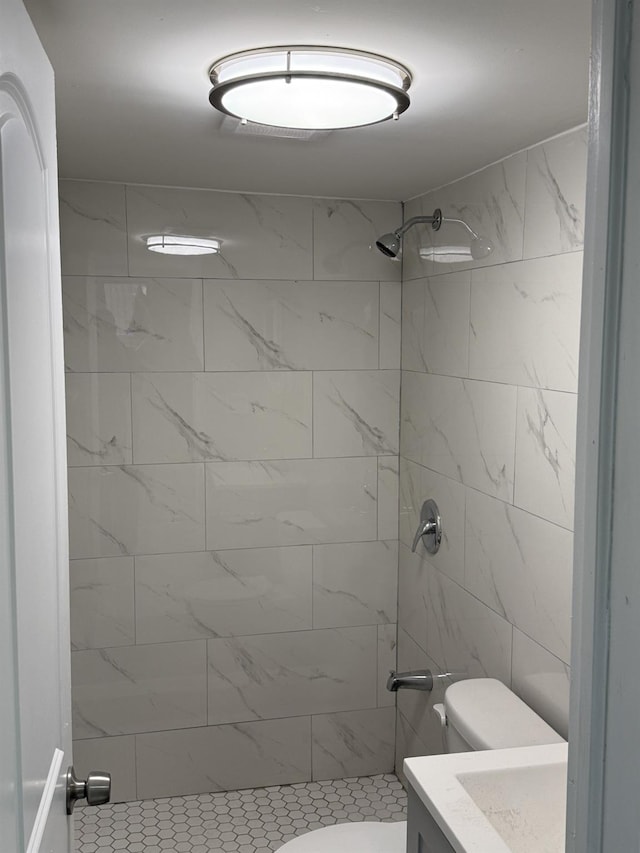 bathroom with toilet and tiled shower