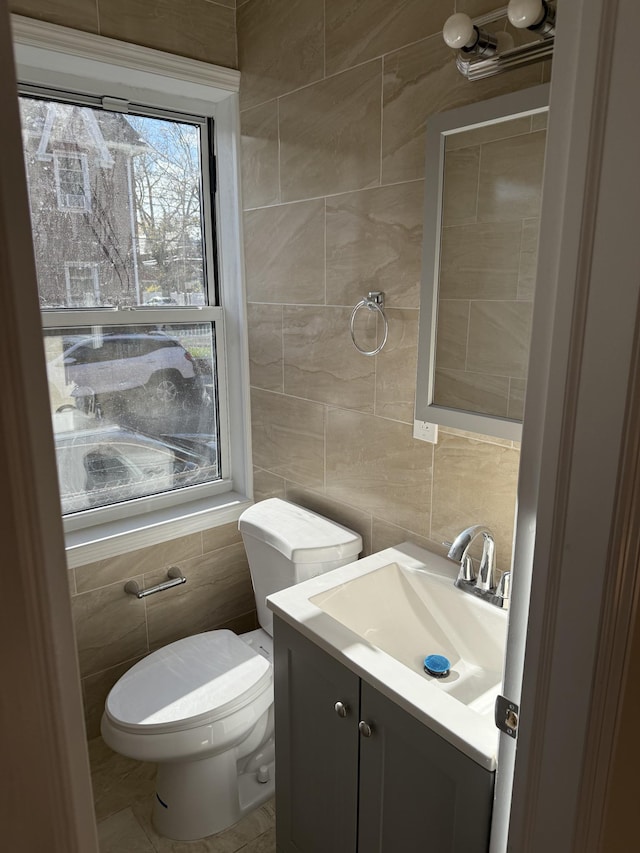 bathroom featuring tile walls