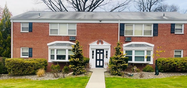 view of front of property featuring a front lawn