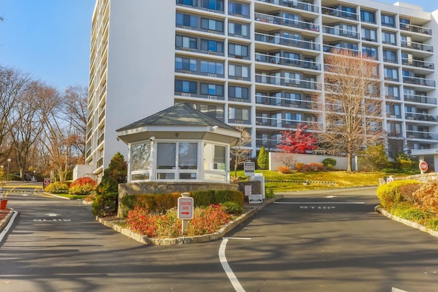 500 High Point Dr Unit 709, Hartsdale, NY 10530 - view of apartment building / complex
