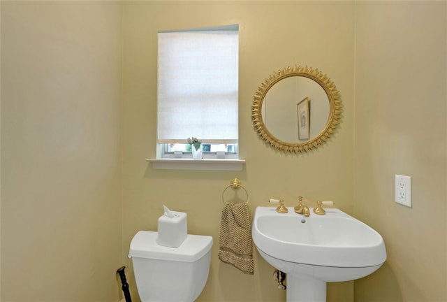 bathroom featuring toilet and sink