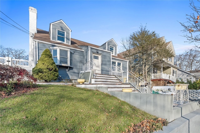 view of front of property featuring a front lawn