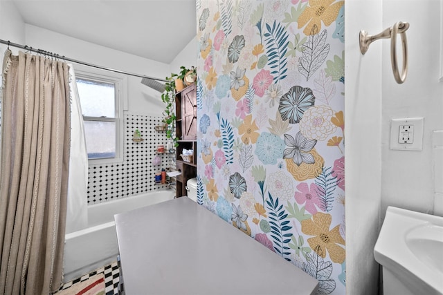 bathroom featuring shower / bath combo