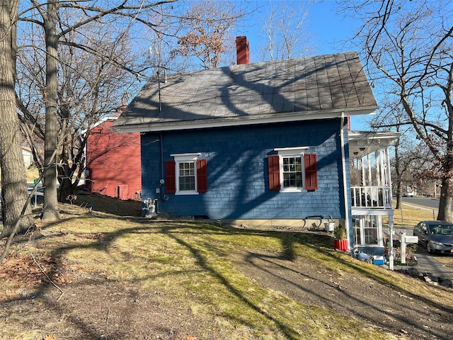 view of side of property featuring a lawn