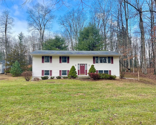 split foyer home featuring a front yard