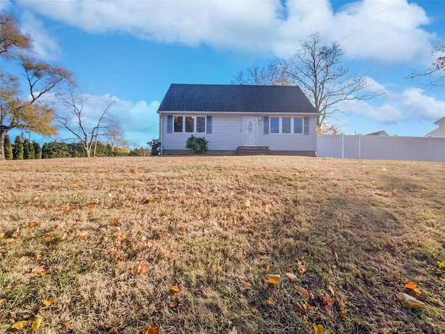 view of front of property featuring a front lawn