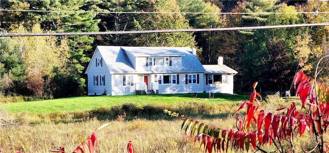 view of front of property featuring a front lawn