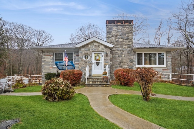 view of front facade featuring a front yard