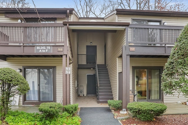 property entrance featuring a balcony