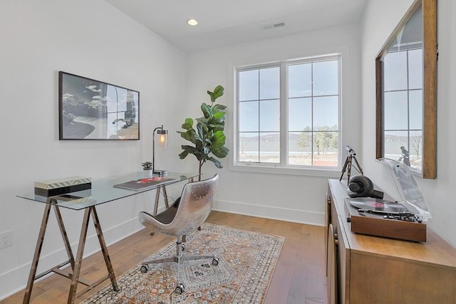 home office featuring light wood-style floors, recessed lighting, visible vents, and baseboards