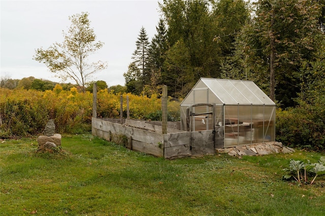 view of yard with an outbuilding