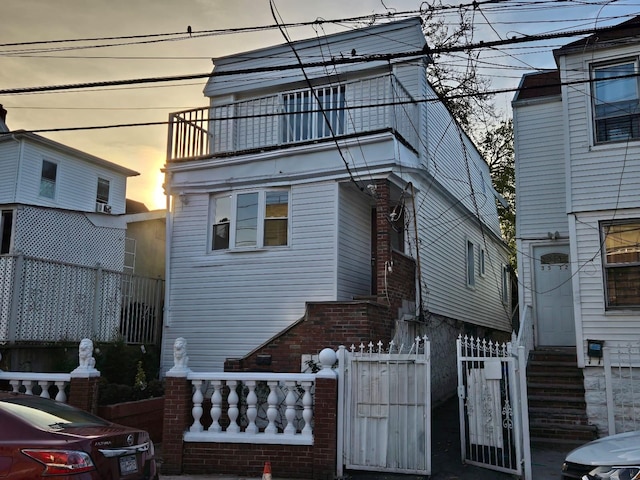 view of front of home featuring a balcony