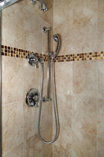 room details featuring tiled shower