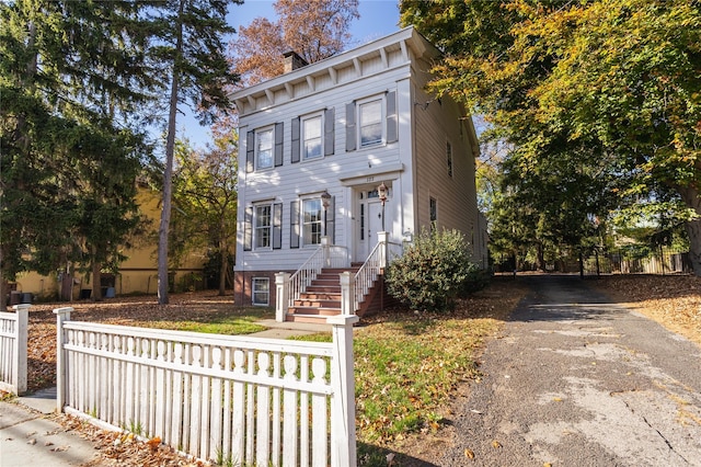 view of italianate home