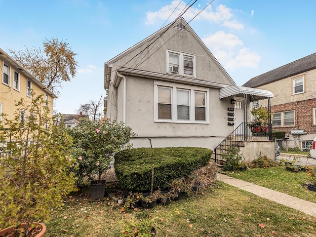 view of front of property with a front yard