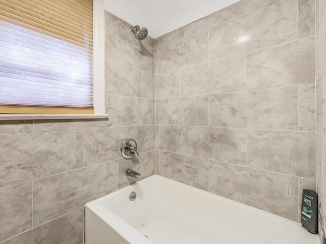 bathroom with tiled shower / bath combo